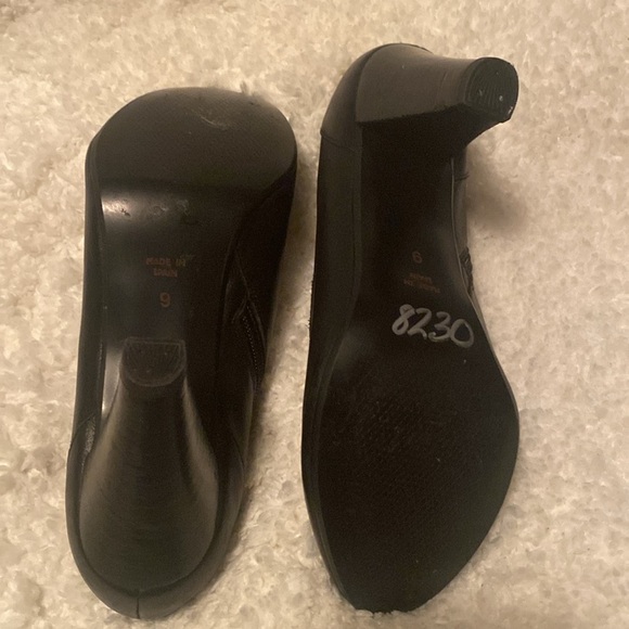 - New black Steve Madden stud embellished shoes.  Size 9 - Picture 6 of 6